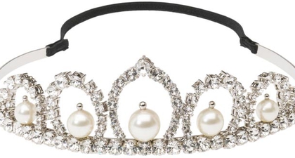 Miu Miu Hadirkan Koleksi Queen's Jewels