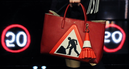 Lini Aksesori Pria Pertama oleh Anya Hindmarch