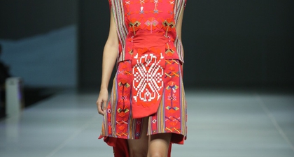 Mandiri Fashion Show: 6 Desainer 6 Kain Tradisional