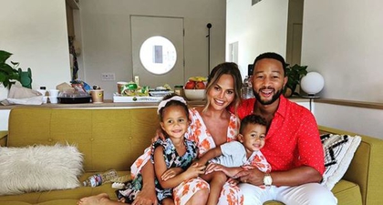 Chrissy Teigen Tak Tahu Hamil Saat Angkat Implan Payudara