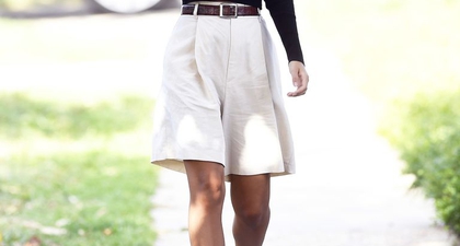 Emily Ratajkowski Tampil Santai dengan Celana Bermuda