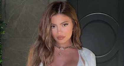 Kylie Jenner Kenakan Atasan Bra Bottega Veneta 