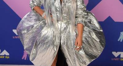 Lady Gaga Tampil Serupa Patung Ikonis VMAs di Karpet Merah