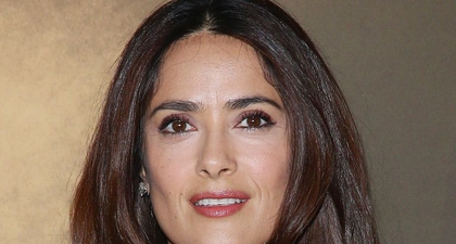Salma Hayek Reka Ulang Foto Bikininya 20 Tahun Lalu