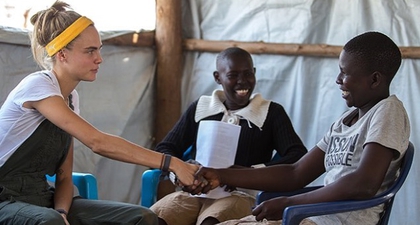Cara Delevingne Berkunjung ke Uganda