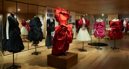 Lihat Pameran Alexander McQueen Bertajuk Roses di London