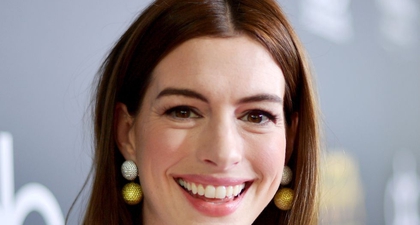 Anne Hathaway Potong Rambut Pendek untuk Musim Panas 2019