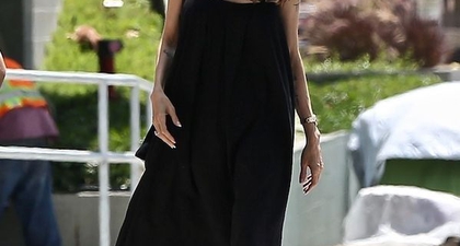 Angelina Jolie Terlihat Kenakan Masker dari Brand Off-White