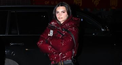 Emily Ratajkowski Menantang Dinginnya NYC dengan Jaket Shiny Puffer Musim Ini