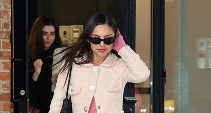 Olivia Rodrigo Kenakan Mantel Pink Marc Jacobs saat di Lokasi Pemotretan