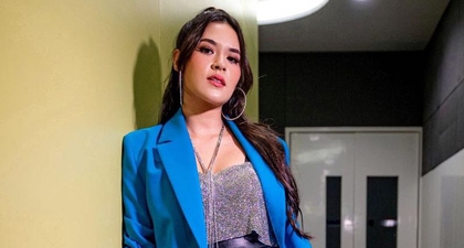 Raisa Kenakan Setelan Blazer dan Celana Panjang dengan Warna Berani