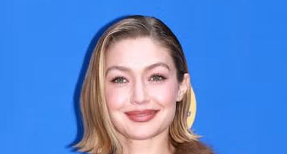 Gigi Hadid Pakai Mantel Tidur untuk Tampil dengan Gaya Musim Dingin yang Nyaman