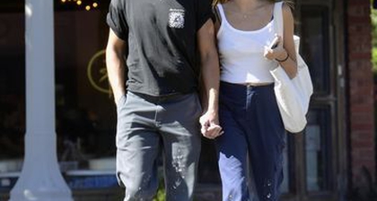 Kaia Gerber dan Austin Butler Tampil Kasual Sambil Bergandengan Tangan