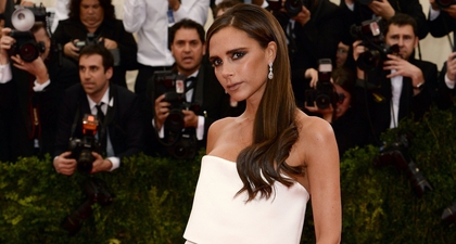 Victoria Beckham Membuktikan Bahwa Ia Masih Layak Menjadi 'Posh' Ketika Berkaraoke Lagu Spice Girls