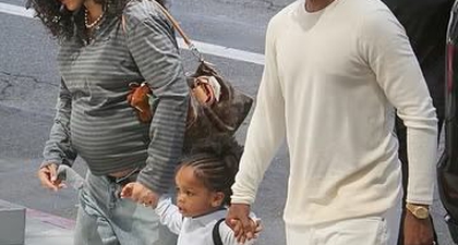 Tas Aksesori Unik Rihanna Sukses Menunjukkan Sisi Keibuannya