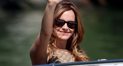 Emma Watson Kenakan Gaun Model Shift yang Khas dari Era '60-an di Festival Film Venesia