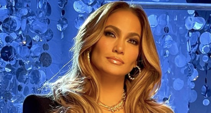 J.Lo Tampilkan Sentuhan "Sultry" pada Tampilan Business Casual