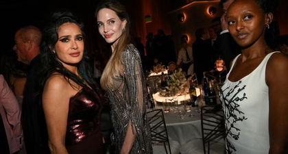 Angelina Jolie dan Salma Hayek Tampilkan Kontras Saat Berada di Bandara