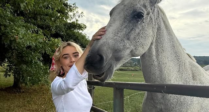 Sabrina Carpenter Tampil dengan Gaya 