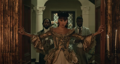 Mengintip Video Klip Dua Lipa Berjudul Demeanor yang Mengambil Era Victoria