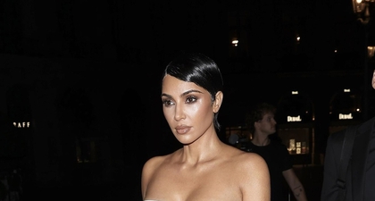 Kim Kardashian Tampil Menawan dalam Busana Vintage Transparan