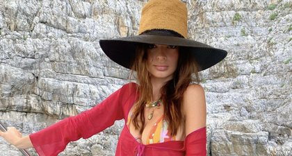 Emily Ratajkowski Eksplorasi Pantai Amalfi dengan Bikini Cerah dan Kardigan Crop