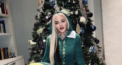 Madonna Tampil Kembar dengan Sang Kekasih &amp; Anak-Anaknya Dalam Kostum Elf untuk Hari Natal