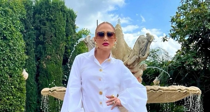 Jennifer Lopez Tampil Glamor dengan Gaun dan Hak Tinggi Emas