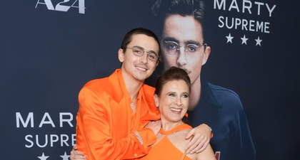 Timoth&eacute;e Chalamet Tampil Menggemaskan dengan Gaya Senada Bersama Ibunya di Premiere Film Marty Supreme