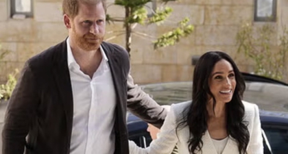 Duchess Meghan Tampil dengan Setelan Putih saat Ia dan Harry Memulai Kunjungan ke Yordania