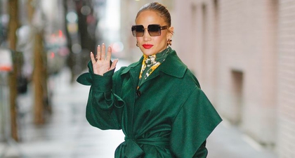 Jennifer Lopez Tampil Glamor dalam Balutan Jaket Berwarna Hijau Emerald