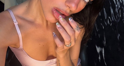 Dua Lipa Kenakan Pink Mini Dress yang Cocok untuk Ceriakan Musim Panas&nbsp;