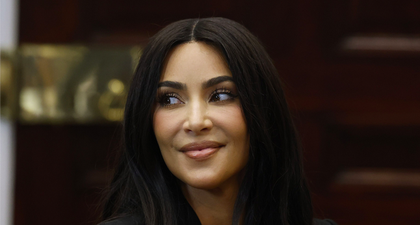 Kim Kardashian Kenakan Busana dari Salah Satu Koleksi Mode Paling Ikonis