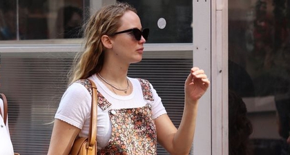 Jennifer Lawrence Pamer Perut Hamilnya dengan Jumpsuit Floral dan Sandal Jelly