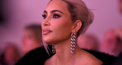 Kim Kardashian Pancarkan Aura Mob Wife Lewat Mantel Bulu dan Pantaleggings
