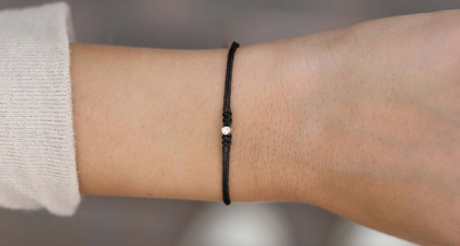 Arti Gelang Hitam di Tangan Kiri yang Wajib Diketahui