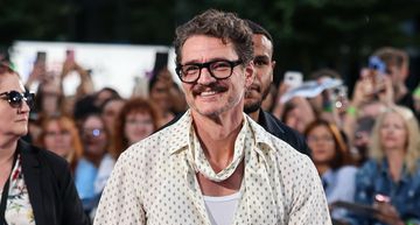 Pedro Pascal Kembali Menyelamatkan Busana Pria, Kali Ini dengan Atasan Syal