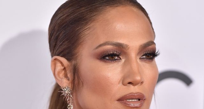 Penata Rambut Jennifer Lopez Membagikan Trik untuk Menciptakan Gaya Rambut Sleek Updo yang Menjadi Favoritnya