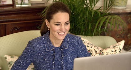 Kate Middleton Tampak Memesona Memakai Blazer Tweed saat Berbincang dengan Para Guru di Inggris