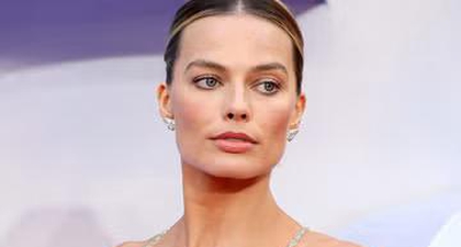 Tampilan Margot Robbie dalam Naked Dress yang Jadi Sorotan Karpet Merah