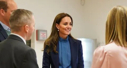 Kate Middleton Tampil Stylish Dengan Blus Biru dan Celana Navy di Skotlandia