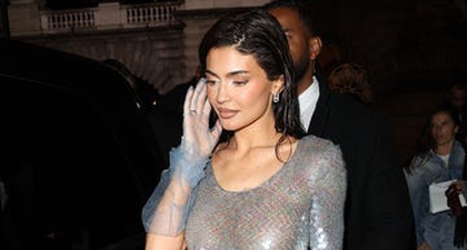 Kylie Jenner Kenakan Gaun Mini Lateks yang Memeluk Bentuk Tubuhnya dengan Sempurna