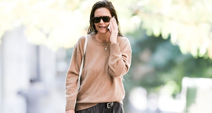 Gaya Librarian Katie Holmes dengan Sweater Longgar dan Rok Plaid