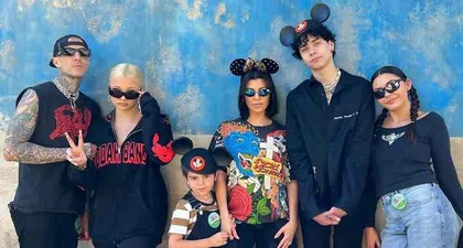 Kourtney Kardashian dan Travis Barker Membawa Keluarga Mereka ke Disneyland