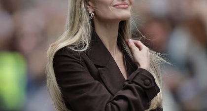 Angelina Jolie Mengubah Mantel Double-Breasted Menjadi Gaya Andalan Karpet Merah yang Sangat Seksi