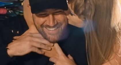 Taylor Swift dan Travis Kelce Terlihat Sangat Jatuh Cinta dalam Video di Balik Layar Tur Eras