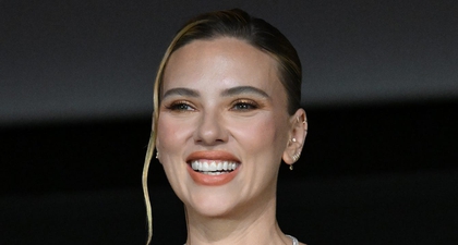 Scarlett Johansson Pancarkan Pesona Alami dengan Gaun Merah yang Memikat