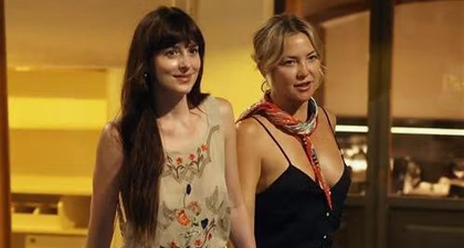 Dakota Johnson Tampil Bergaya Boho saat Menikmati Makan Malam dengan Sahabatnya, Kate Hudson
