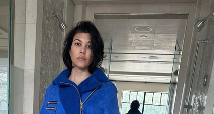 Kourtney Kardashian Pamer Perut Hamilnya Dalam Jaket Biru dan Rok Mikro