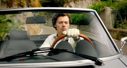 Inspirasi Busana Retro dan Funky Harry Styles di Musik Video "Golden"